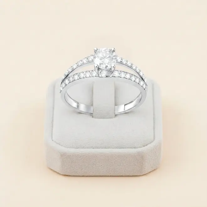 Anel Solitário 4 Garras de Ouro Branco com Diamantes e Diamante de 50 pts.