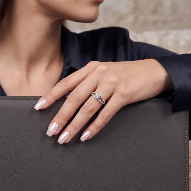 Anel Solitário 4 Garras de Ouro Branco com Diamantes e Diamante de 50 pts.