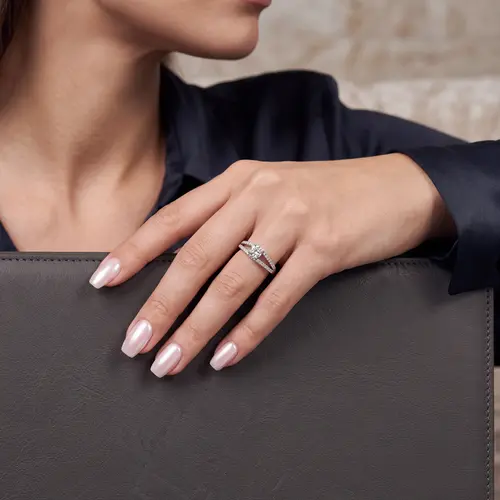 Anel Solitário 4 Garras de Ouro Branco com Diamantes e Diamante de 50 pts.