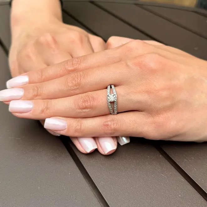 Anel Solitário 4 Garras de Ouro Branco com Diamantes e Diamante de 50 pts.