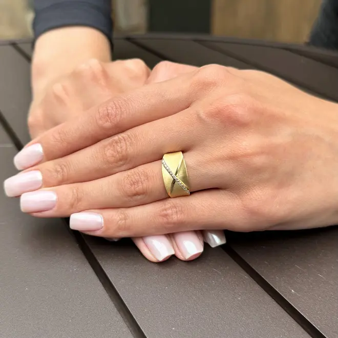 Anel Trabalhado de Ouro Amarelo com Diamantes totalizando 7 pts.