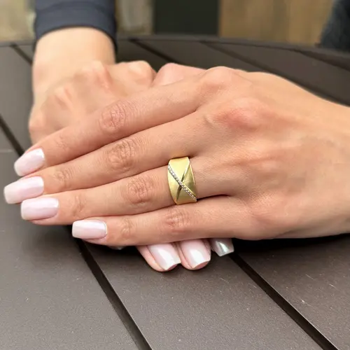 Anel Trabalhado de Ouro Amarelo com Diamantes totalizando 7 pts.