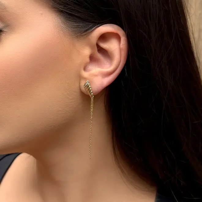 Par de Brincos Trabalhados de Ouro Amarelo com Diamantes