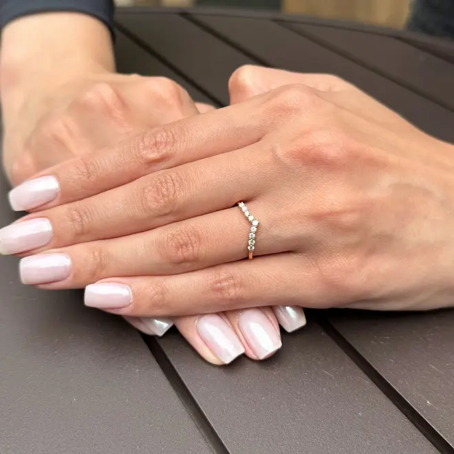 Meia Aliança de Ouro Rose com Diamantes totalizando 20 pts.