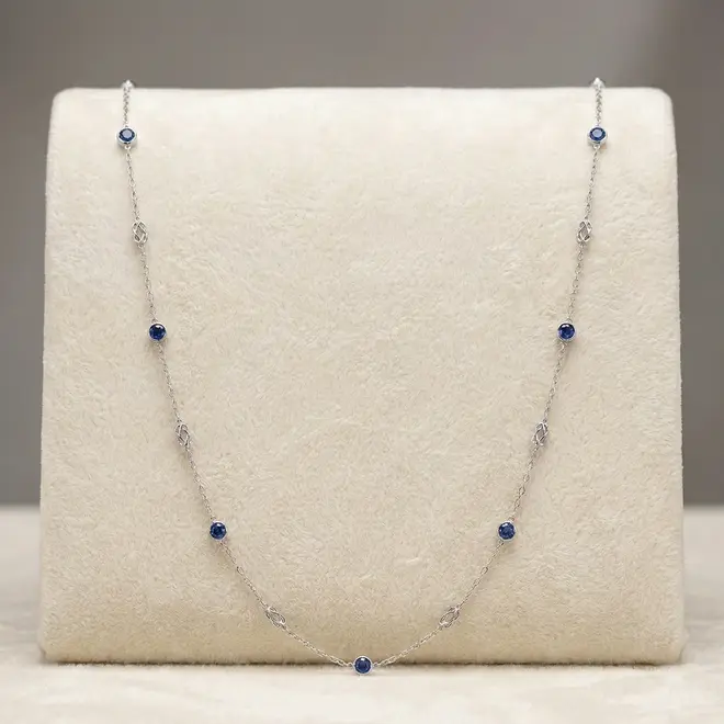 Corrente Elos Cartier de Ouro Branco com Safiras totalizando 1,20 Cts.