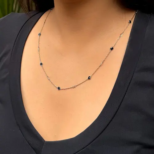 Corrente Elos Cartier de Ouro Branco com Safiras totalizando 1,20 Cts.