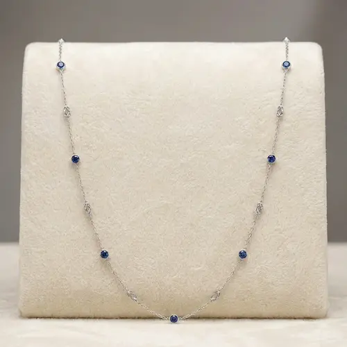 Corrente Elos Cartier de Ouro Branco com Safiras totalizando 1,20 Cts.