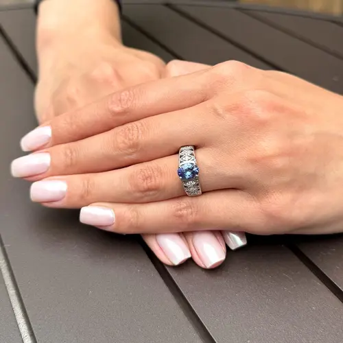 Anel de Ouro Branco com 24 Diamantes e Tanzanita de 1,5 ct