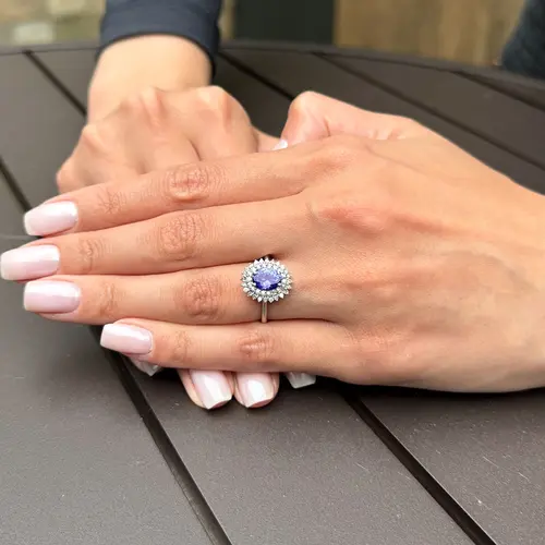 Anel de Ouro Branco com Diamantes e Tanzanita de 1,20 Cts.