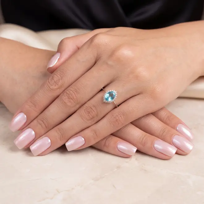 Anel de Ouro Branco com Diamantes e Apatita de 1,25 Cts.