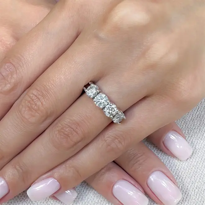 Meia Aliança de Ouro Branco com 4 Diamantes totalizando 2,0 Cts.