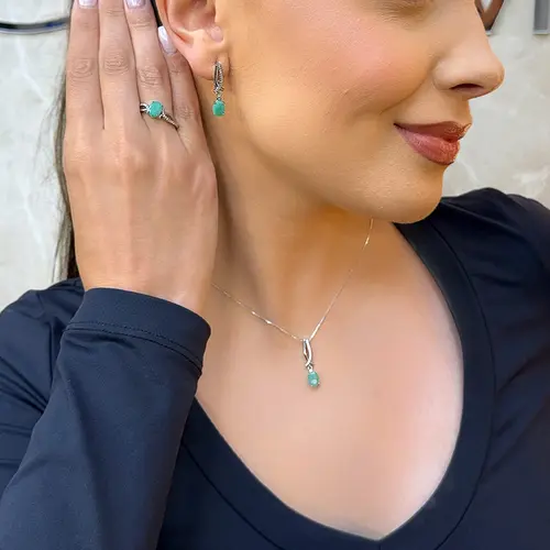 Conjunto Par de Brincos, Pingente e Anel de Prata com Cristais e Esmeraldas