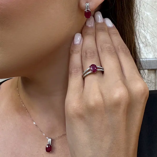Conjunto Par de Brincos, Pingente e Anel de Prata com Cristais e Rubis