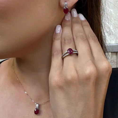 Conjunto Par de Brincos, Pingente e Anel de Prata com Cristais e Rubis