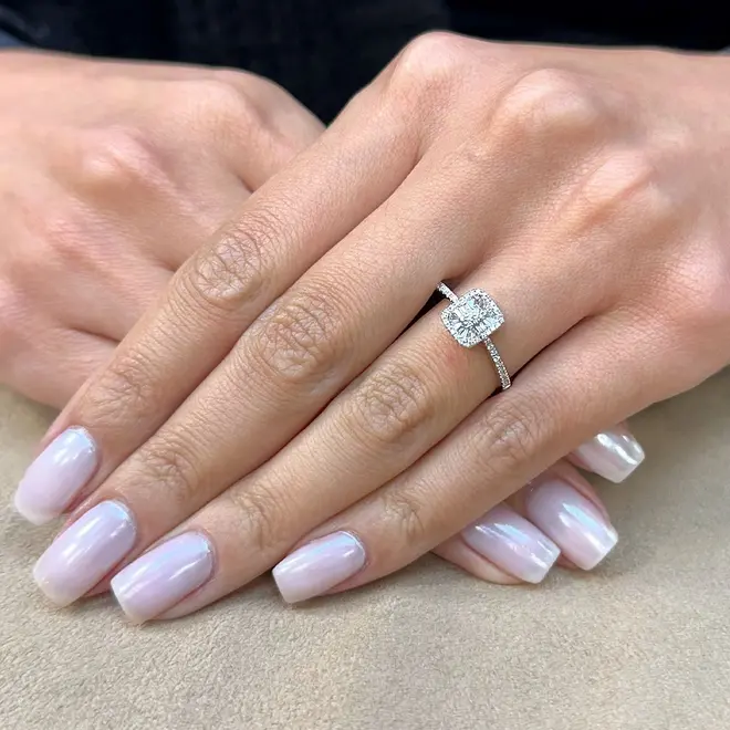 Anel de Ouro Branco com Diamantes totalizando 30 pts.