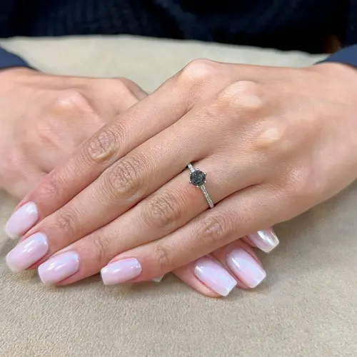 Anel Ouro Branco 18K com Diamantes Brancos e Diamante Negro de 90 pts.