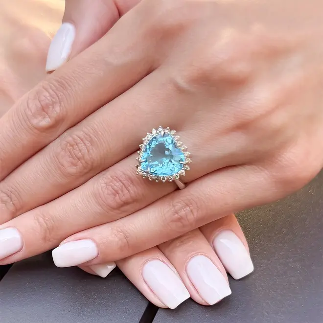 Anel Coração de Ouro Branco com Diamantes Chocolates e Topázio Azul de 5,2 Cts.