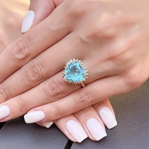 Anel Coração de Ouro Branco com Diamantes Chocolates e Topázio Azul de 5,2 Cts.