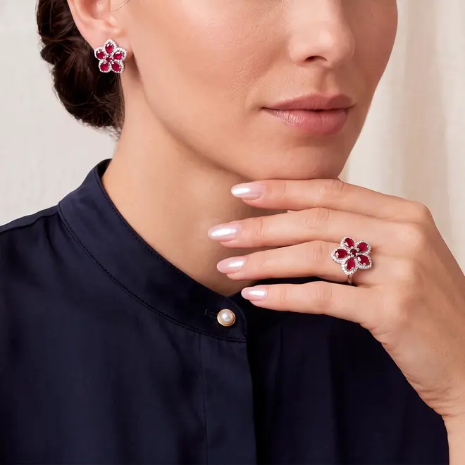 Conjunto Flor Anel e Par de Brincos de Prata com Cristais e Rubis