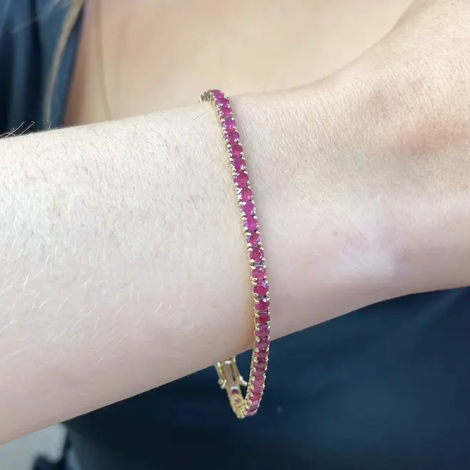 Pulseira de Ouro Amarelo com 59 Rubis totalizando 8,14 Cts.