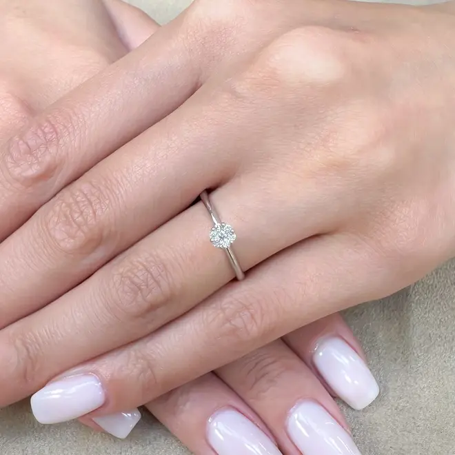 Anel Chuveiro de Ouro Branco com Diamantes totalizando 14 pts.