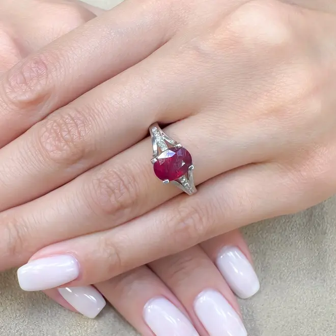 Anel de Ouro Branco com Diamantes e Rubi de 2,36 Cts.