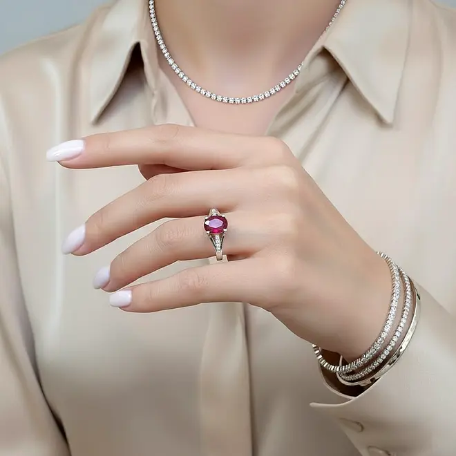 Anel de Ouro Branco com Diamantes e Rubi de 2,36 Cts.