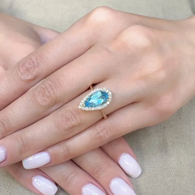 Anel de Ouro Amarelo com Diamantes e Topázio Azul de 2,0 Cts.