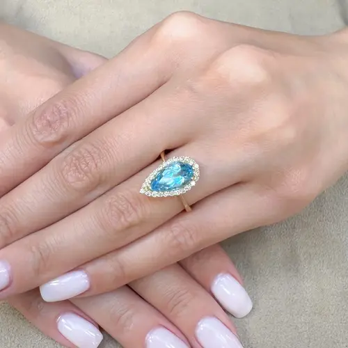 Anel de Ouro Amarelo com Diamantes e Topázio Azul de 2,0 Cts.