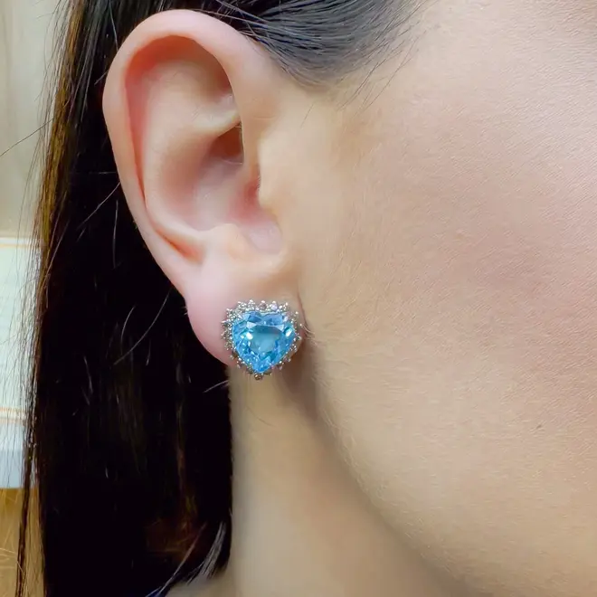 Par de Brincos de Ouro Branco com Diamantes Chocolates e Topázios Azuis totalizando 7,0 Cts.