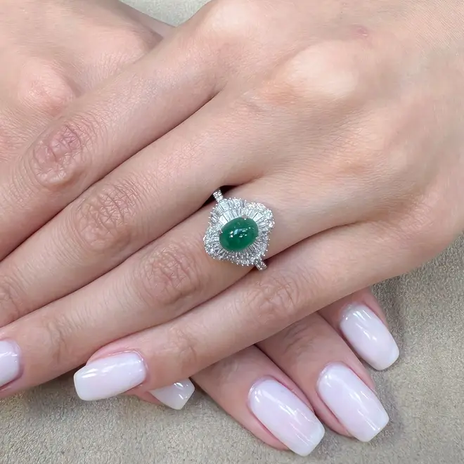 Anel de Ouro Branco com Diamantes e Esmeralda Cabochon de 1,29 Cts.