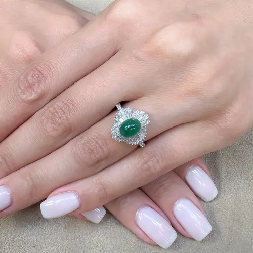 Anel de Ouro Branco com Diamantes e Esmeralda Cabochon de 1,29 Cts.