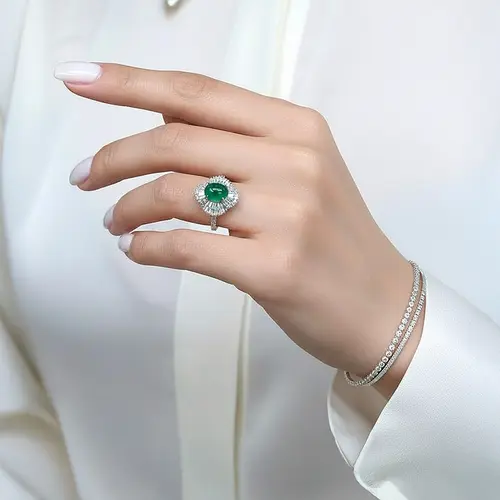 Anel de Ouro Branco com Diamantes e Esmeralda Cabochon de 1,29 Cts.