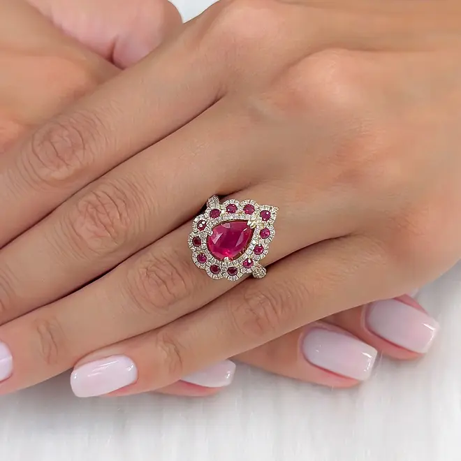 Anel de Ouro Amarelo com Diamantes e Rubis totalizando 2,74 Cts.
