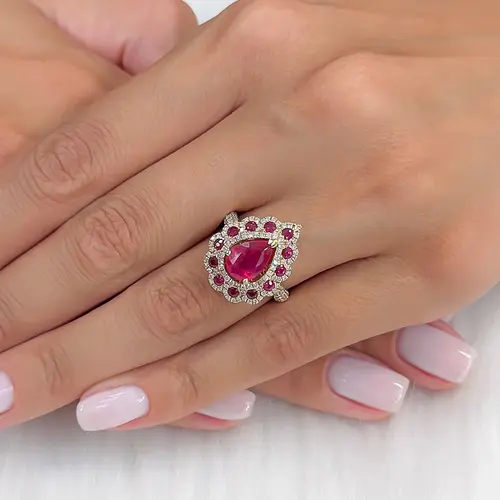 Anel de Ouro Amarelo com Diamantes e Rubis totalizando 2,74 Cts.