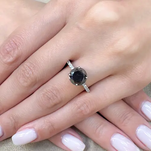 Anel de Ouro Branco com 36 pts em Diamantes e Diamante Negro de 3,10  Cts.