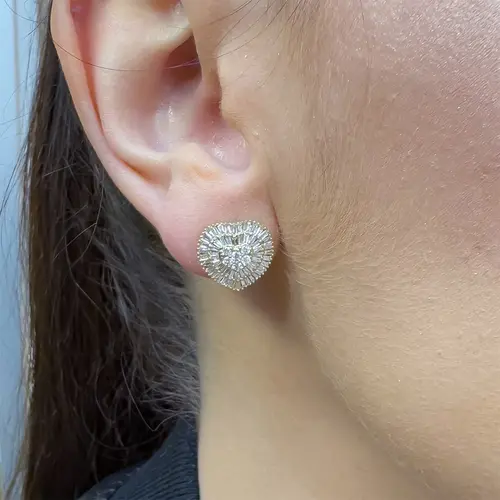 Par de Brincos Coração de Ouro Amarelo com Diamantes totalizando 90 pts.