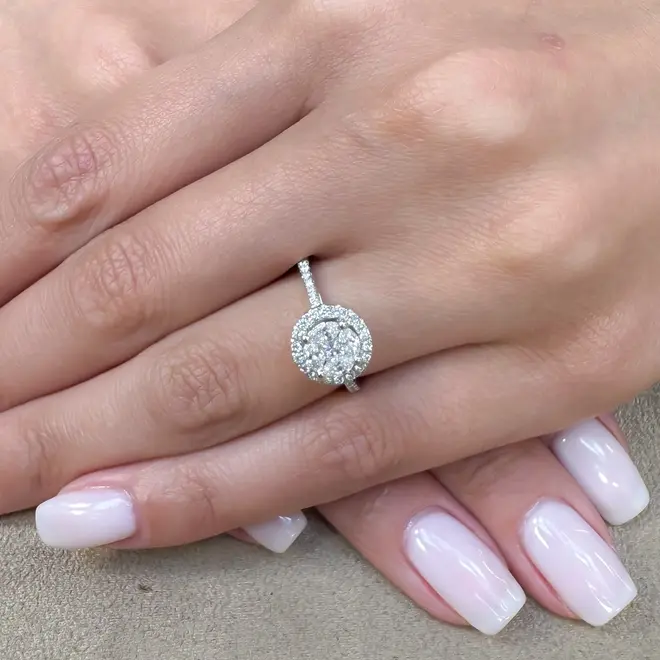 Anel Trabalhado de Ouro Branco com Diamantes totalizando 68 pts.