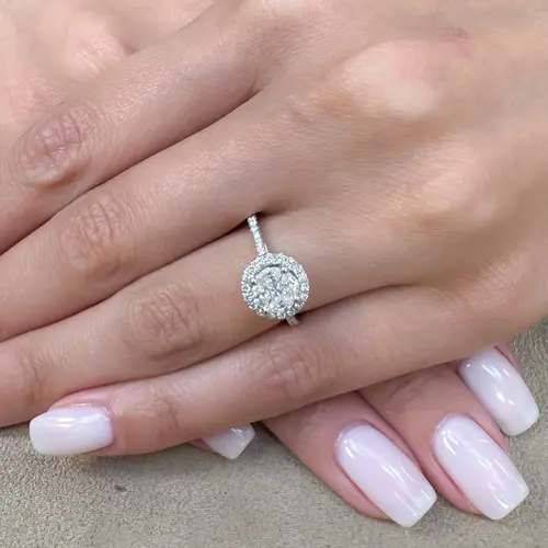Anel Trabalhado de Ouro Branco com Diamantes totalizando 68 pts.