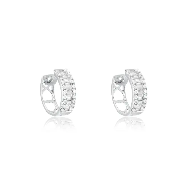 Par de Brincos Argola de Ouro Branco com Diamantes totalizando 45 pts.