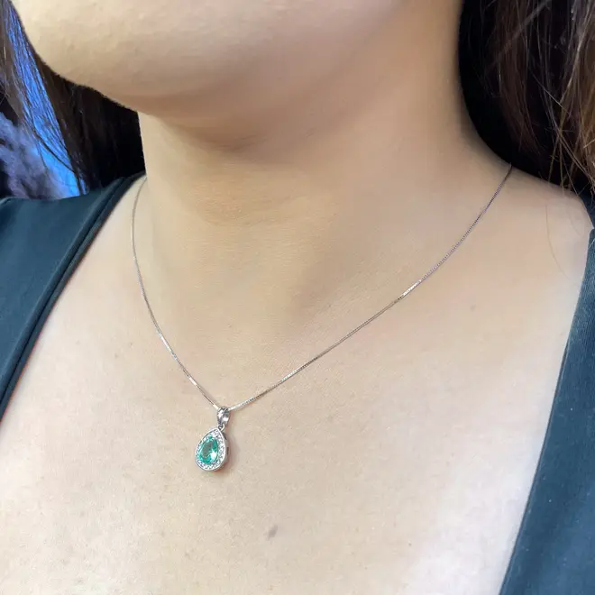 Pingente Gota de Ouro Branco com Corrente, Diamantes e Esmeralda Colombiana de 1,1 Cts.