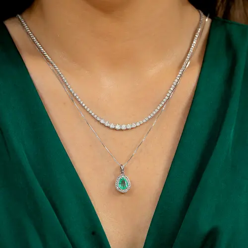 Pingente Gota de Ouro Branco com Corrente, Diamantes e Esmeralda Colombiana de 1,1 Cts.