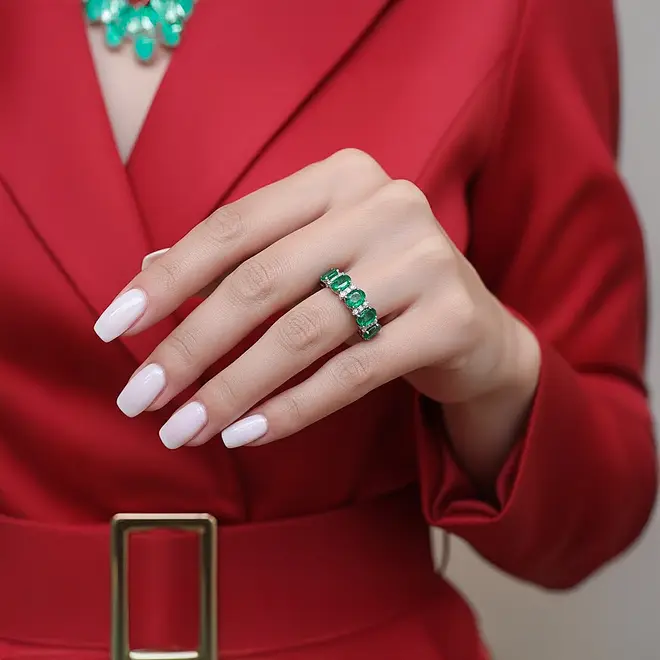 Meia Aliança de Ouro Branco com Diamantes e Esmeraldas