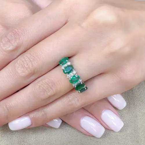 Meia Aliança de Ouro Branco com Diamantes e Esmeraldas