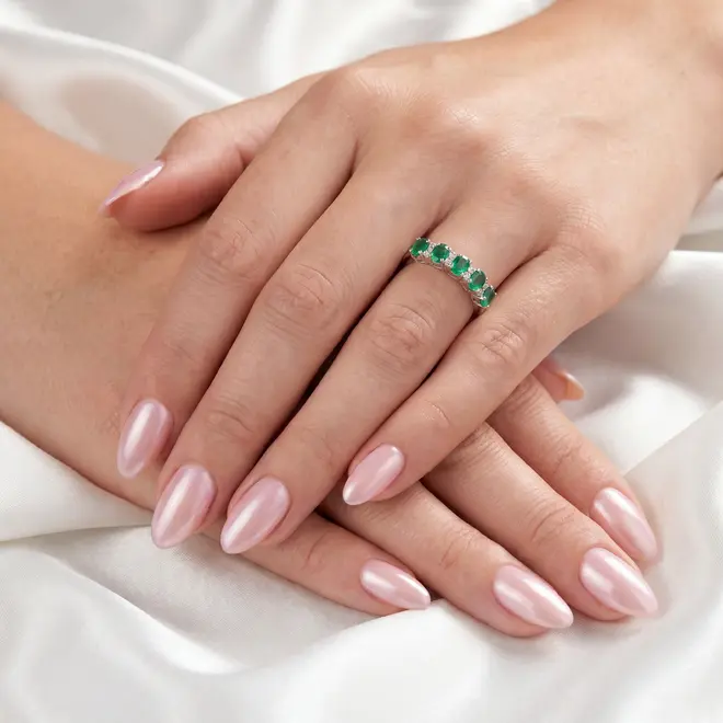 Meia Aliança de Ouro Branco com Diamantes e Esmeraldas