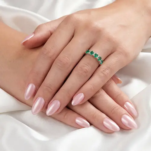 Meia Aliança de Ouro Branco com Diamantes e Esmeraldas