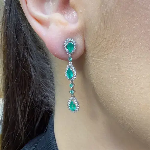 Par de Brincos Pendulo de Ouro Branco com Diamantes e Esmeraldas