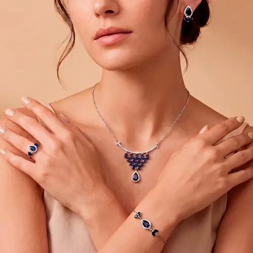 Conjunto Gargantilha, Pulseira, Par de Brincos e Anel de Prata com Cristais e Safiras