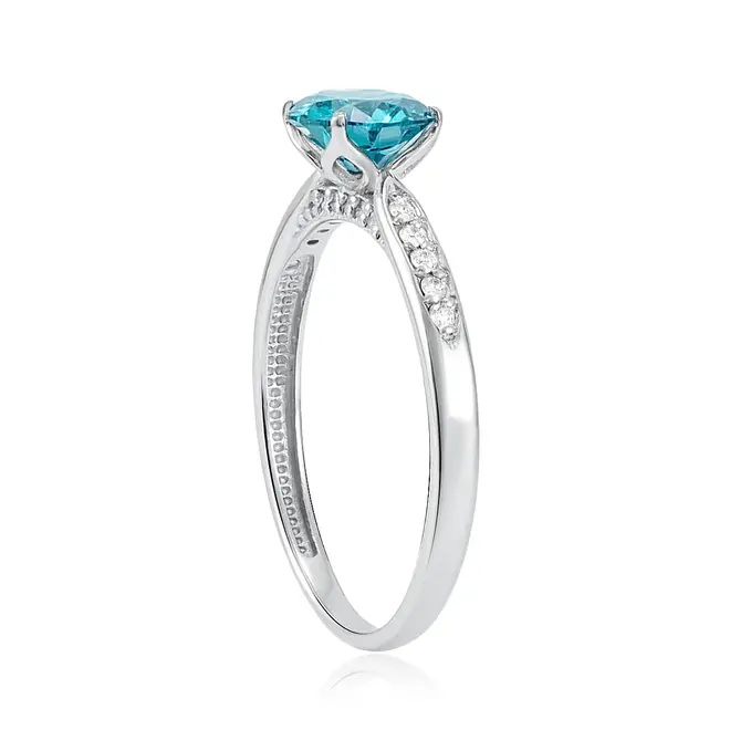 Anel Solitário de Ouro Branco com Diamantes Brancos e Diamante Azul de 1,0 Ct.