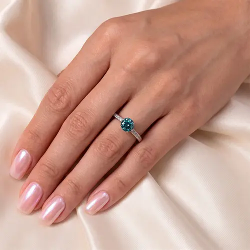 Anel Solitário de Ouro Branco com Diamantes Brancos e Diamante Azul de 1,0 Ct.